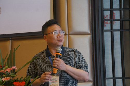 曹建平在2017年全国包虫病防控技术研讨会上作报告